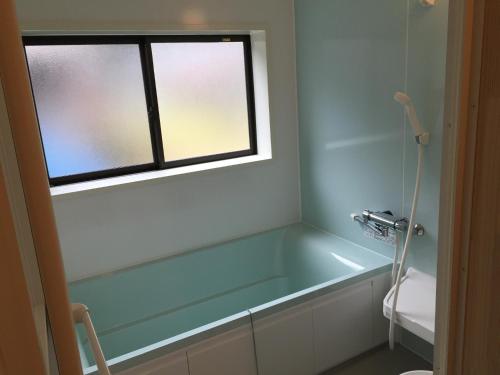 AyabeSatoyama Guest House Couture - Vacation STAY 43859v的带浴缸的浴室和窗户
