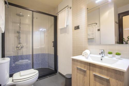 马拉加-MalagaSunApts-Urban&Central的带淋浴、卫生间和盥洗盆的浴室