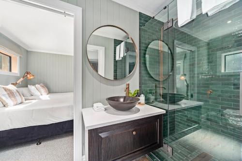 陶波Stagford Retreat Apartment - Taupo的一间带水槽和玻璃淋浴的浴室
