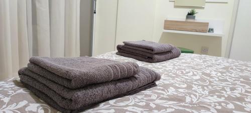 尼科西亚Pentadaktylos Mountain view apt 2 bedroom的床上的一大堆毛巾