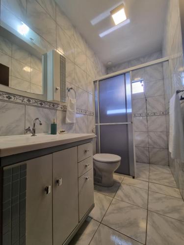 波梅罗迪Frieden Haus Pousada的浴室配有卫生间、盥洗盆和淋浴。