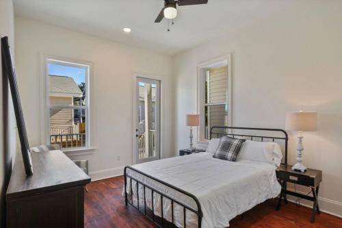 新奥尔良La Belle Veranda Villa- 3QueenBeds/2Baths Sleeps 6-8的一间卧室配有一张床、一张沙发和窗户。
