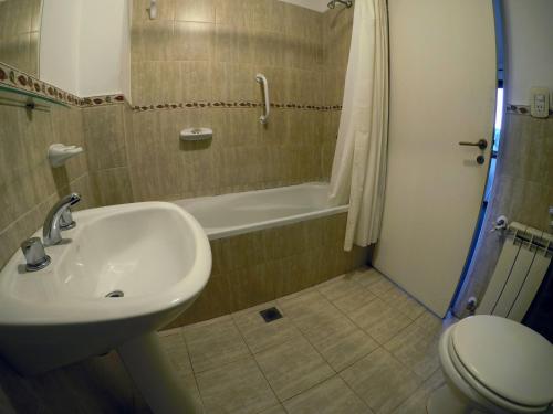 乌斯怀亚OIKOS的浴室配有盥洗盆、卫生间和浴缸。
