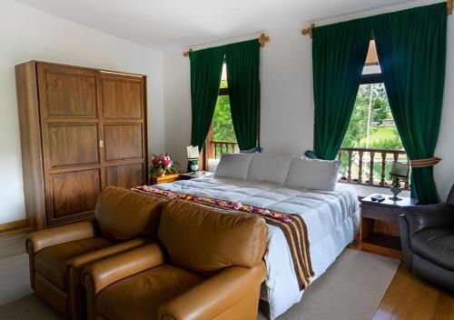 卡哈马卡Fundo El Chocho的一间卧室配有一张带绿色窗帘的床和一张沙发