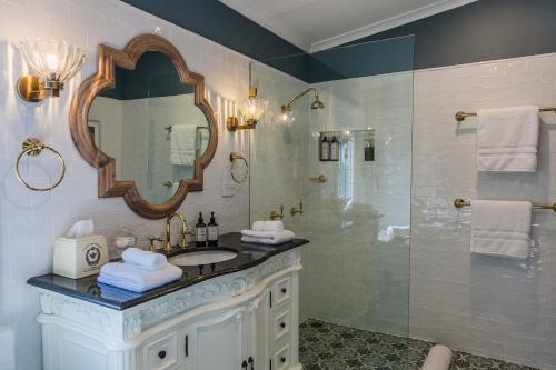 沃洛比Wollombi Wines的浴室配有盥洗盆和带镜子的淋浴
