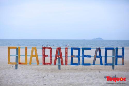 会安Sea and Sand Hotel的海滩上的标牌,上面写着“不对”字