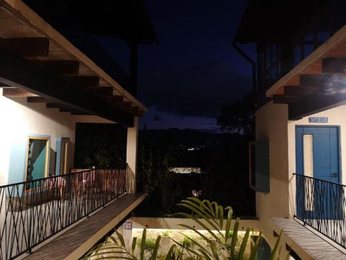 圣克里斯托瓦尔-德拉斯卡萨斯Hotel Pepen的夜晚从阳台欣赏美景