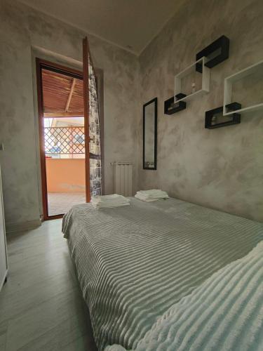罗马Roma Grey Suite的一间卧室设有一张大床和一个窗户。