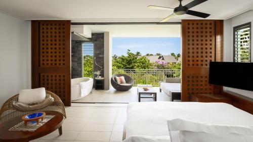 辛加东卡洲际斐济高尔夫度假村及Spa酒店的一间卧室设有一张床和一间客厅。