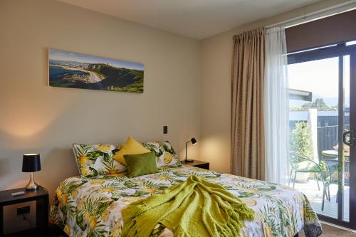 凯库拉Golfer's Retreat的一间卧室设有一张床和一个大窗户