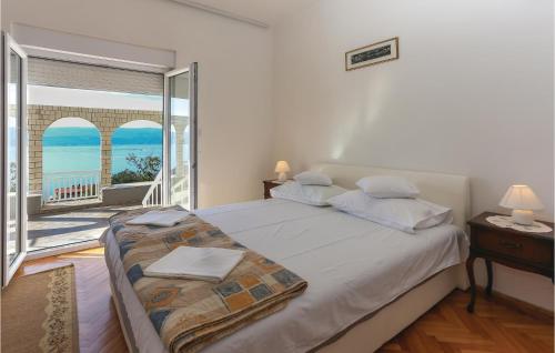 Gorgeous Apartment In Stanici With Wifi客房内的一张或多张床位
