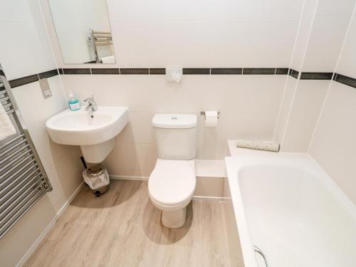 圣梅尔林20 Bay Retreat Villas的白色的浴室设有卫生间和水槽。