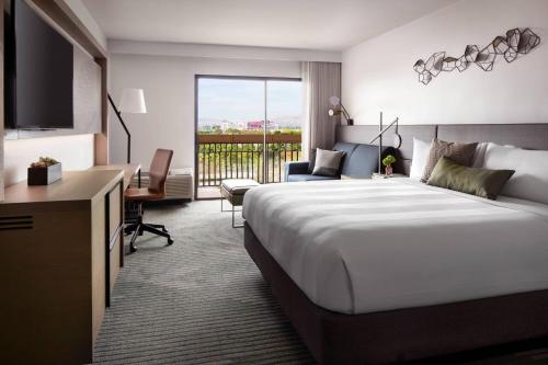 圣克拉拉圣克拉拉万豪酒店 的酒店客房设有一张大床和一个阳台。