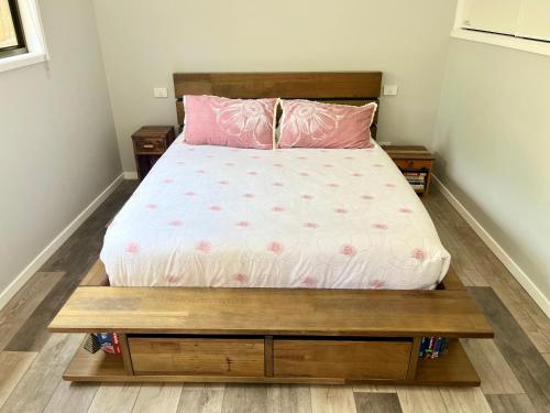 Oxford ParkStylish Guest Suite in Everton Hills的一间卧室配有一张位于旁边木凳的床