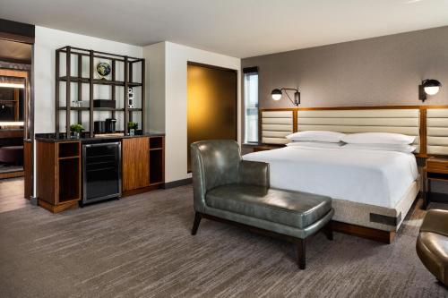 明尼阿波利斯明尼阿波利斯迪颇特万丽酒店的配有一张床和一把椅子的酒店客房