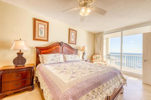 巴拿马城海滩Majestic Beach Resort Tower 2- 801的一间卧室设有一张床,享有海景