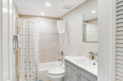 塔维涅Nauti Hideaway, Unit #2314的浴室配有盥洗盆、卫生间和浴缸。