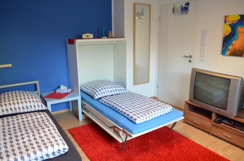 科隆奥斯特海姆卡尔捷酒店的一间卧室配有一张床和电视
