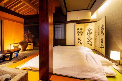 高山Sumiya Rakusuitei - Vacation STAY 16647v的一间卧室配有一张床和一张沙发
