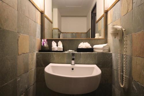 吉隆坡de King Hotel KLCC的一间带水槽和镜子的浴室
