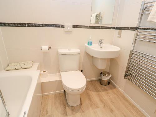圣梅尔林19 Bay Retreat Villas的白色的浴室设有卫生间和水槽。
