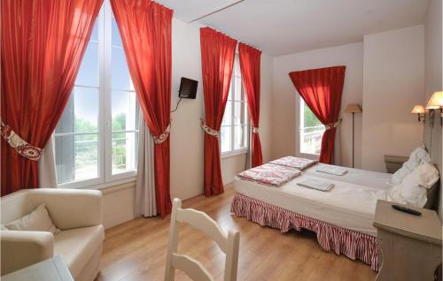 Montblanc圣托马斯高尔夫度假屋的一间卧室配有红色窗帘、一张床和一张沙发