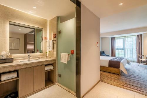 成都Chengdu Prolit Hotel的一间酒店客房 - 带一张床和一间浴室