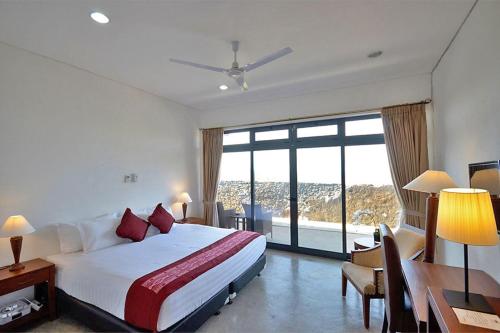BaliboBalibo Fort Hotel的酒店客房设有一张床和一个大窗户