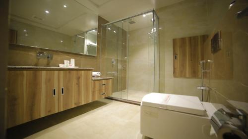 Dhamma Grand Hotel Resort的一间浴室
