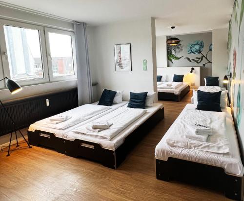 汉堡善珍夫特尔睡衣公园酒店的带两张床的房间和客厅