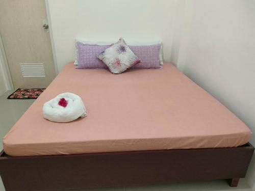 卡利博JM's BnB Hauz Air-conditioned private room的床上有两只填充的动物