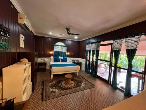 马拉利库兰Marari Dreamz Homestay的一间卧室配有一张床、梳妆台和窗户。