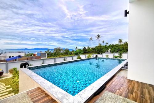 班邦宝Sea VIEW POOL Villa - 8 peoples- Private Pool - Beautiful garden的屋顶上的游泳池