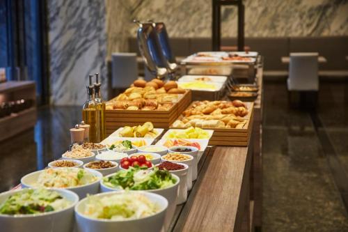 东京东京汐留芬迪别墅大酒店的包含不同种类食物和糕点的自助餐