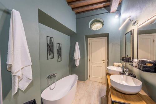 阿雷佐Piazza Grade Boutique Apartment的浴室设有2个水槽和2面镜子