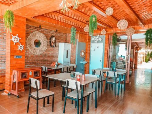丽贝岛迷人丽贝别墅的一间设有桌椅的用餐室和砖墙