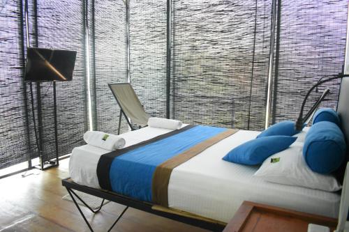 库鲁内格勒Kakulanda Resort的一间卧室,卧室内配有一张床和一把椅子