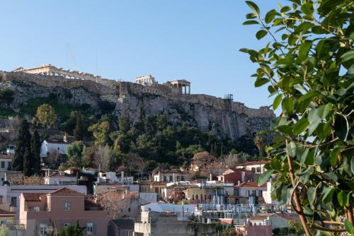 雅典Athens Woo Suites的享有山丘美景,设有房屋