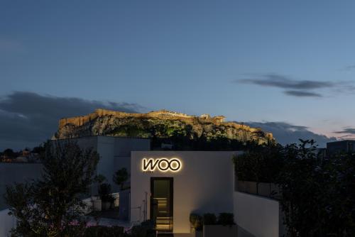 雅典Athens Woo Suites的一座晚上在上面标有黑猩猩的建筑