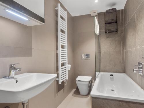 阿尔弗斯顿Pass the Keys Exceptional 3 Bedroom River View Apartment的浴室配有盥洗盆、卫生间和浴缸。