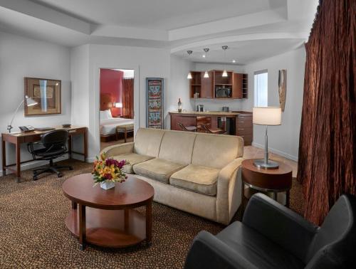 埃德蒙顿韦达米特拉酒店的带沙发和书桌的客厅以及厨房。