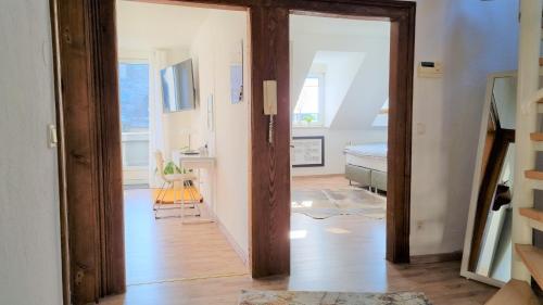拉恩河畔林堡SchönZeit的走廊上设有通往卧室的门