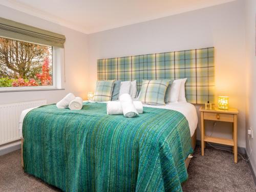 ApplethwaiteMerlestead的一间卧室配有一张大床和毛巾