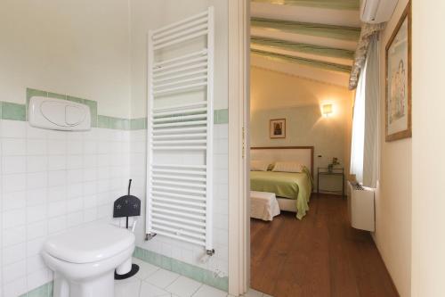 米拉诺COUNTRY HOUSE CASAMIRIAM的一间带卫生间和床的浴室