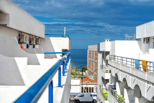 赫索尼索斯艾昂酒店的从大楼的阳台上可欣赏到海景
