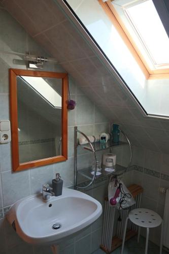 VárvölgyMemory Vendégház的浴室配有水槽、镜子和天窗。