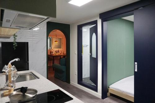 首尔Mapo 2bedroom house的带水槽的厨房和1间带床的房间