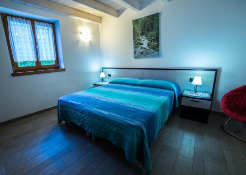 兰佐莫蒂坎塞Chalet Verde的一间卧室设有蓝色的床和窗户。
