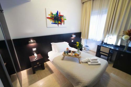安科纳Albergo Cantiani的一间卧室配有一张床,上面放着一个食物托盘