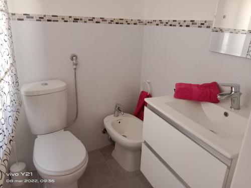 伦蒂尼Rubino house的白色的浴室设有卫生间和水槽。